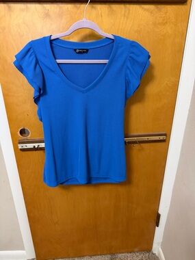 Ruffled Sleeve V-Neck Tee in Bright Blue
